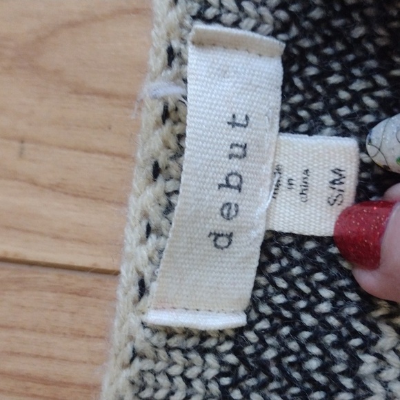 debut Fringed Knit Poncho with Geometric Pattern Size Small - Picture 8 of 10